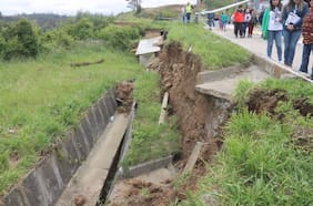 Declaran alerta roja en Arauco por riesgo de remociones en masa: evacuan a 152 familias de Villa El Mirador
