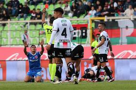 La U se queda con 10: revisa la expulsión de Israel Poblete frente a Palestino