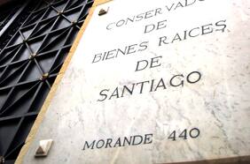 Con carta a Boric: la embestida de grupos feministas del oficialismo contra el nuevo conservador de Santiago