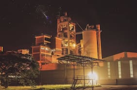 Moneda entra a negocio del cemento: con dueño de Pampa Energía controlarán tercera firma de Brasil y la mayor de Argentina