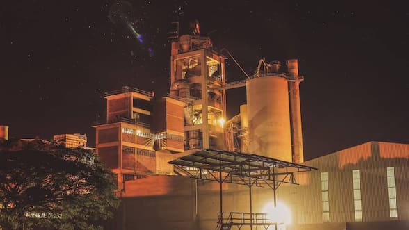 Moneda entra a negocio del cemento: con dueño de Pampa Energía controlarán tercera firma de Brasil y la mayor de Argentina