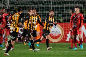 Escándalo total en Bolivia: anulan los torneos por arreglos de partidos y la policía detiene a dirigentes en pleno consejo