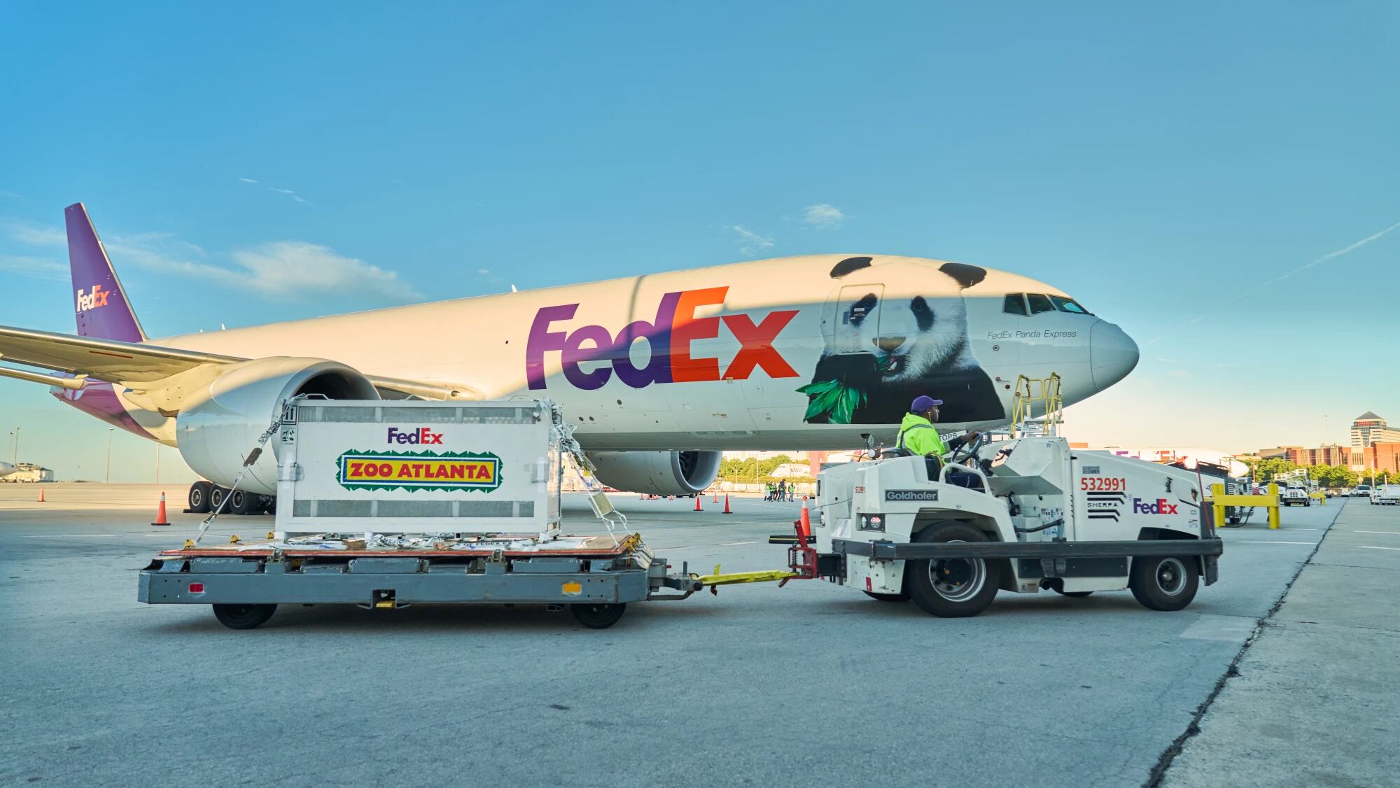 El avión Boeing 777 exclusivo denominado “FedEx Panda Express” llega al Aeropuerto Internacional Hartsfield-Jackson de Atlanta, el domingo.