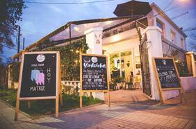 Una feria navideña para comprar y beber en un bar