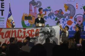 El duro cruce entre el Presidente Boric y un grupo de personas que lo increpó en el acto del día mundial de la Libertad de Prensa