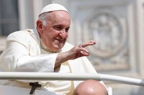 El Papa nombra a un obispo argentino para dirigir la oficina del Vaticano que hace cumplir la doctrina de la iglesia
