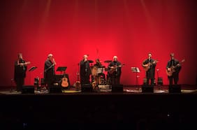 Quilapayún corona la celebración de sus 60 años con show estelar en el Teatro Municipal de Santiago