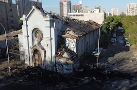 Valiosos vitrales, pinturas y una torre destruida: Los graves daños a las iglesias incendiadas ayer