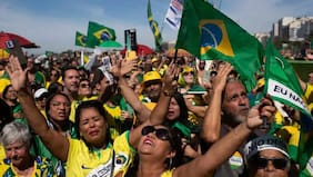 La batalla por los votantes indecisos de Brasil: las mujeres