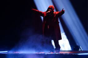 La inesperada aparición de The Weeknd en los Grammy luego de un intento de boicot y de acusarlos de “corruptos”