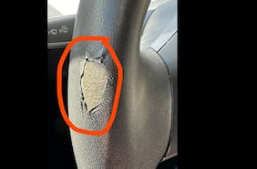 Tesla niega garantía de un volante por “uso de crema de manos”