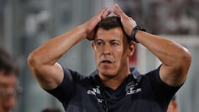 La particular defensa del presidente de Rosario Central a Jorge Almirón: “Hasta mi mamá me pide que lo eche, pero no”