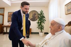 Papa Francisco sostiene breve encuentro con el vicepresidente de EE.UU. JD Vance