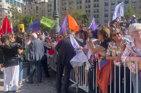 Aniversario de gobierno: adherentes se reúnen fuera de La Moneda y reciben saludo de Boric y ministros