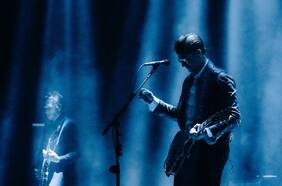 Interpol celebra sus primeros discos en Chile: “Es asombroso ver a la gente realmente conectada con nuestra música”