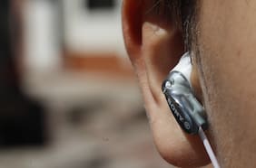 Estudio advierte que mil millones de jóvenes pueden quedar sordos por usar audífonos a todo volumen