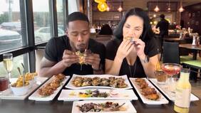 Influencers gastronómicos son atropellados mientras reseñaban hamburguesas