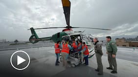 El momento en que adulta mayor aislada por inundaciones es rescatada en helicóptero en Pencahue
