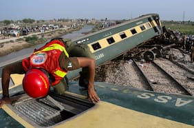 Descarrilamiento de tren en Pakistán deja al menos 30 muertos y 60 heridos