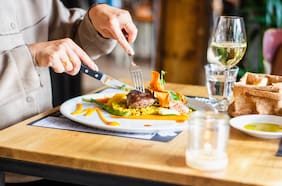Científicos descubren lo peor que puedes hacer al comer que aumenta tus posibilidades de engordar
