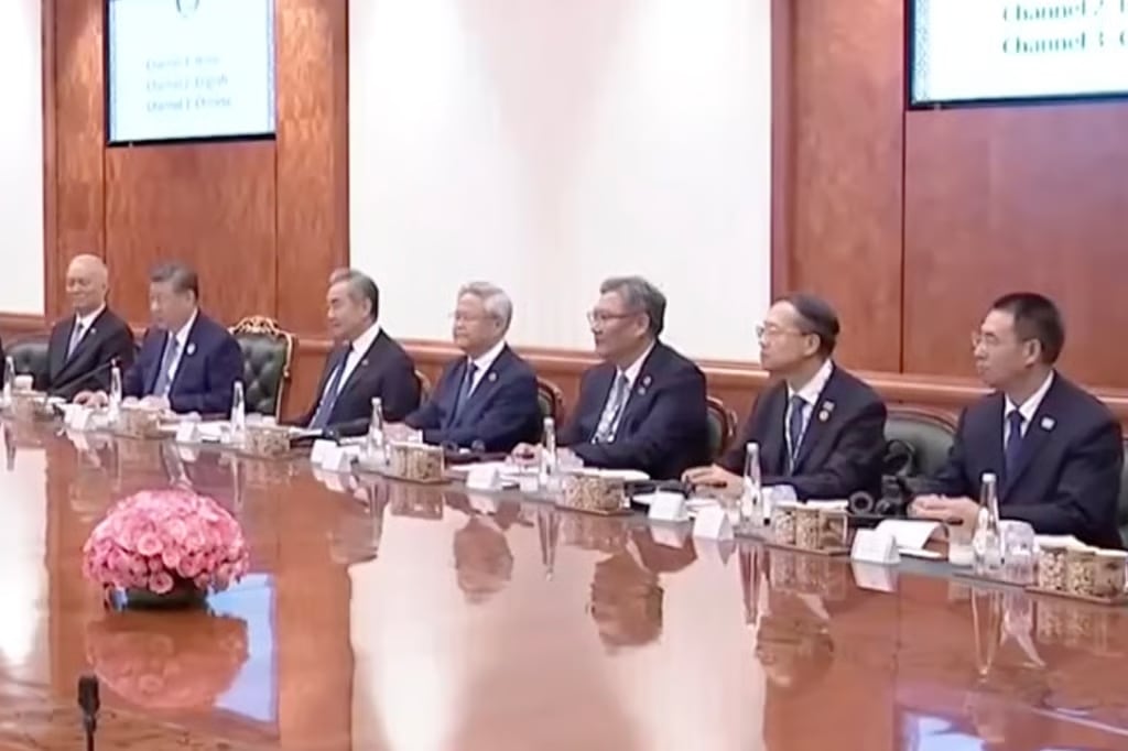 Funcionarios y líderes chinos en una reunión durante la cumbre de los BRICS a principios de septiembre. Entre ellos, el funcionario de seguridad de Xi Jinping, Zhou Hongxu. Foto: CCTV
