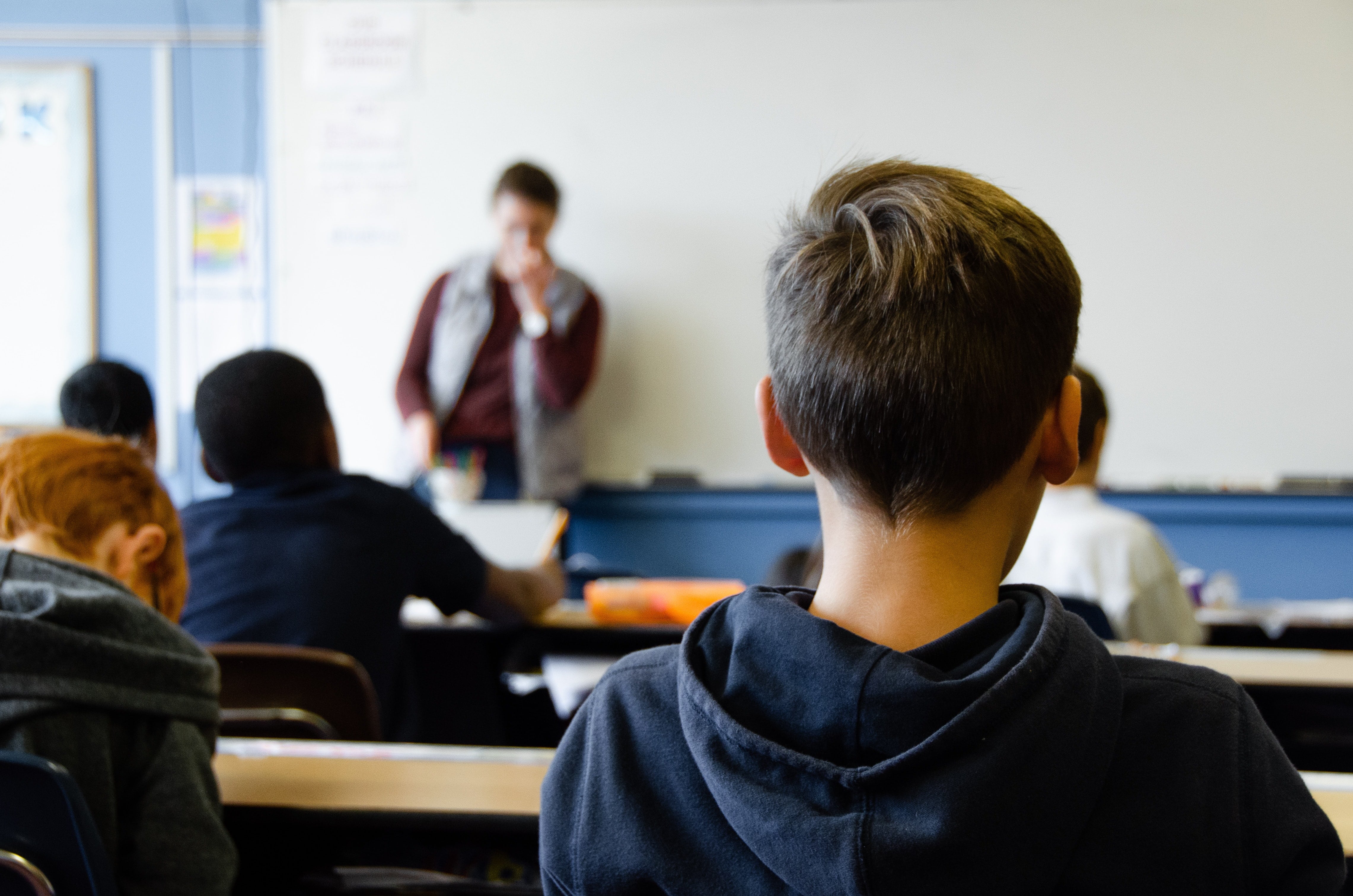 Mineduc anuncia reanudación de clases para este miércoles en cuatro regiones del país
