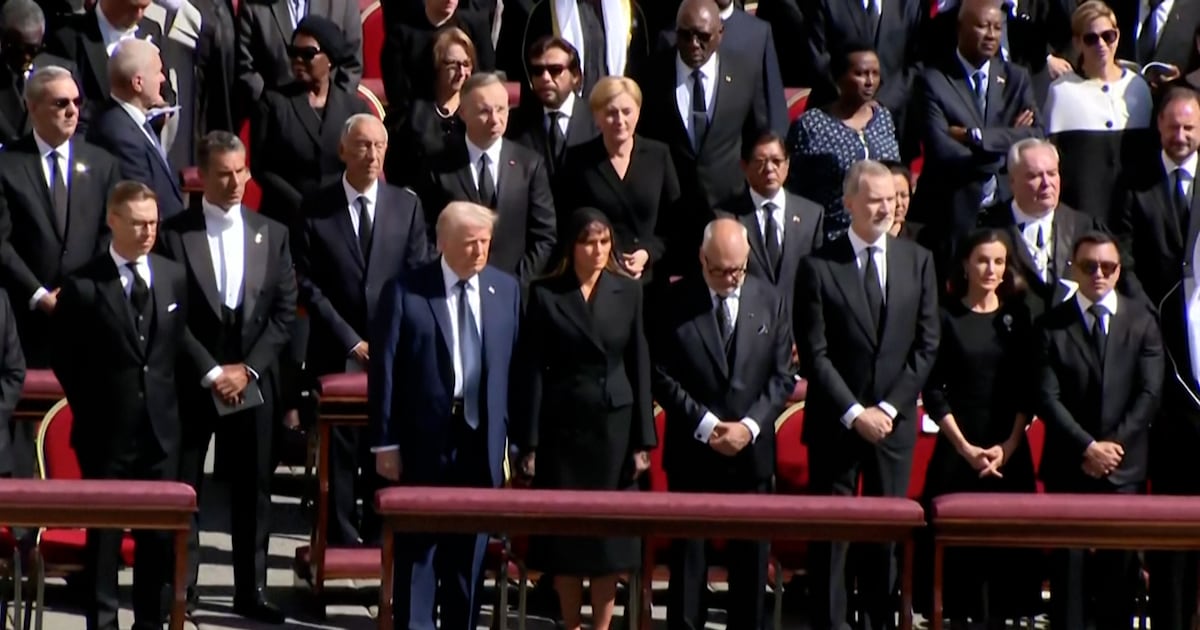 Trump desafía el protocolo en funeral papal: el gesto que desató controversia internacional