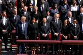 Trump se salta el protocolo con su vestimenta en el funeral del Papa Francisco