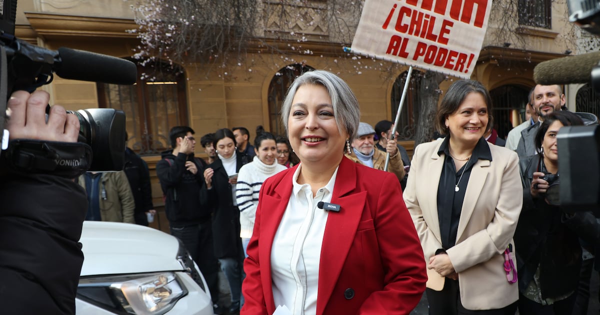 En medio de reclamos oficialistas: Jara reajusta su campaña, saca voceros y asume mayor protagonismo en la milla final