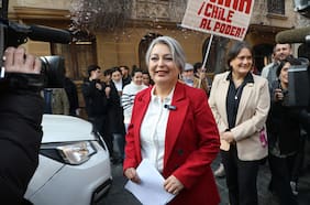 En medio de reclamos oficialistas: Jara reajusta su campaña, saca voceros y asume mayor protagonismo en la milla final