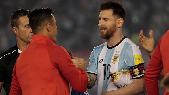 Alexis Sánchez vs. Lionel Messi: idas y vueltas de una fría relación