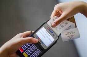 JP Morgan sale al mercado a vender Transbank y se espera que ofertas lleguen en un par de meses