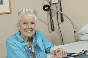 Cómo ser feliz y envejecer bien, según una doctora de 102 años que sigue activa