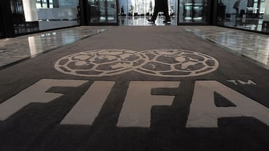 Reuniones con Milad, el ministro Riveros, Yunge, Uauy y más: la FIFA llega a Chile a rayar la cancha por la ley SADP