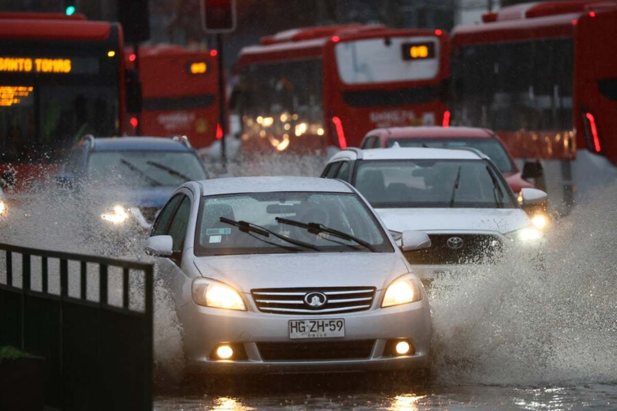 Cuándo llega el próximo sistema frontal a la Región Metropolitana que dejará lluvia fuerte, según el tiempo