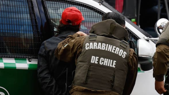 Tres carabineros resultaron lesionados luego que sujeto chocara patrulla policial en Pudahuel