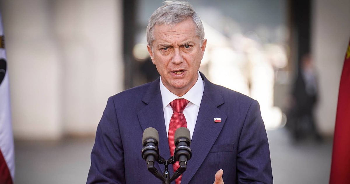 Cae la aprobación del Presidente Kast según encuesta Cadem