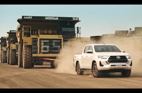 ¡Superpoderosa! La Toyota Hilux 2.8 litros arrastra 210 toneladas en Tailandia