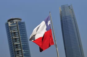 Expertos ven al dólar en torno a $900 en el corto plazo y recortan levemente proyección del PIB 2026