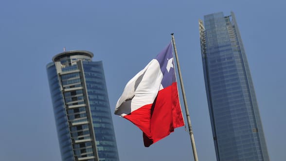 FMI mejora proyección para Chile: mira nuestra tabla interactiva con las proyecciones para PIB, inflación y empleo