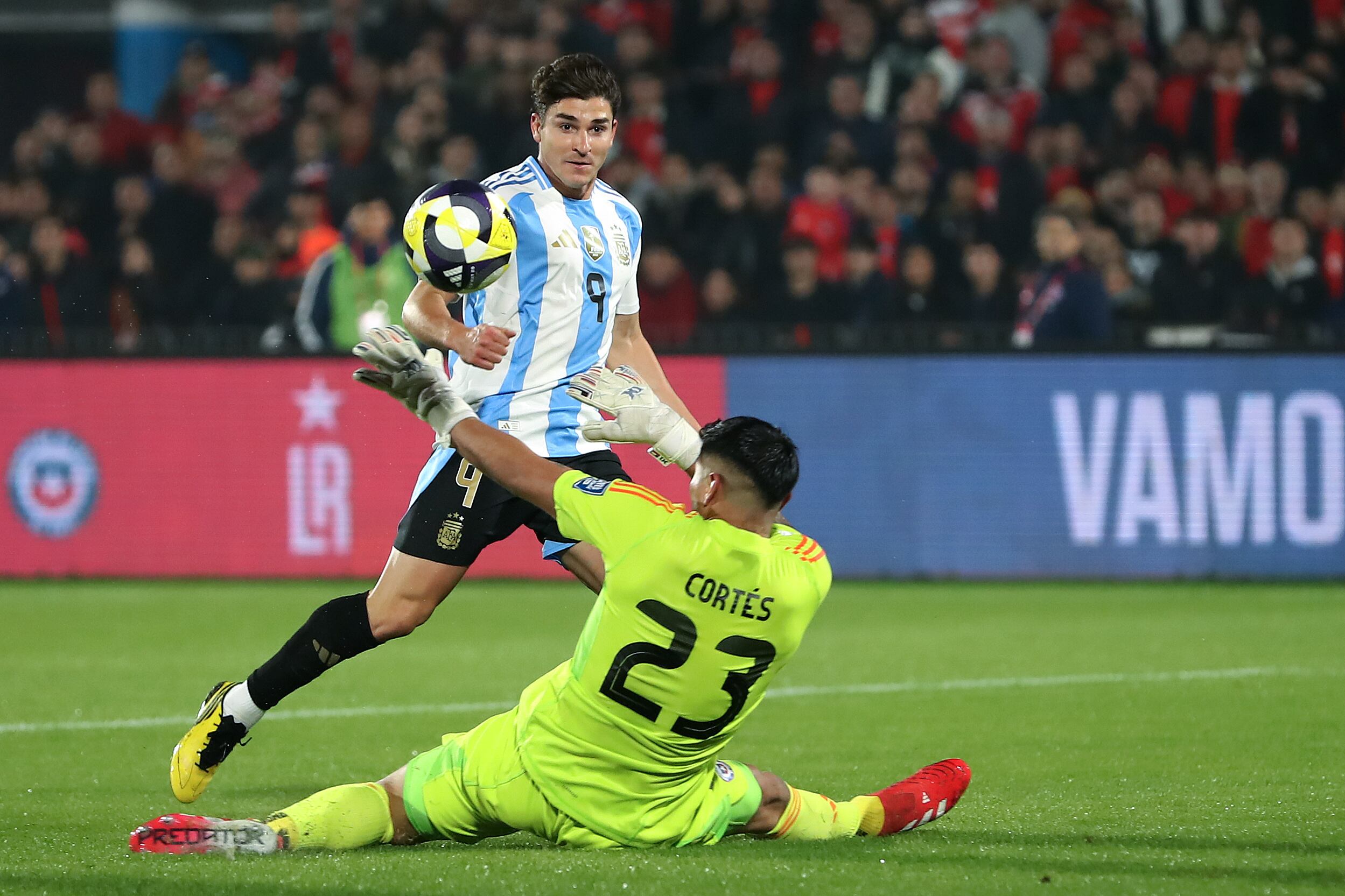 Julián Álvarez vence a Brayan Cortés.