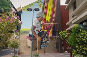 La tejedora: el mural realista que le da nueva vida una de las casas coloniales más antiguas del centro de Santiago