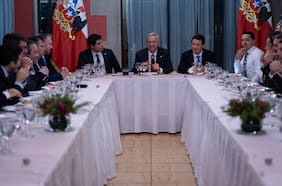 Presidente Kast encabeza reunión con parlamentarios republicanos en Cerro Castillo en medio de tensiones del partido con Chile Vamos