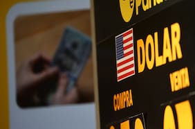 Wells Fargo tiene en su lista de monedas más vulnerables al peso chileno y plantea escenarios con el dólar sobre $1.000