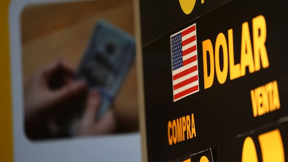 El dólar cae a mínimos de más de un año en medio de nuevo récord en el precio del cobre y las señales de la Fed