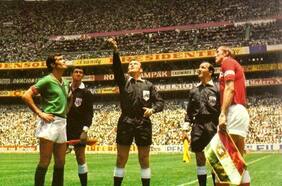 A 50 años del día en que debutaron las tarjetas en el fútbol