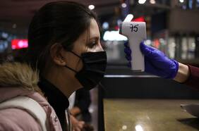 ¿Se puede continuar exigiendo el uso de alcohol gel y temperatura en supermercados y malls?