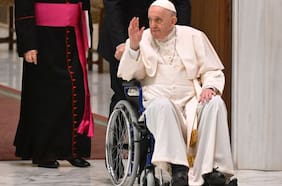 Papa Francisco sufre segunda caída y se lesiona su antebrazo derecho