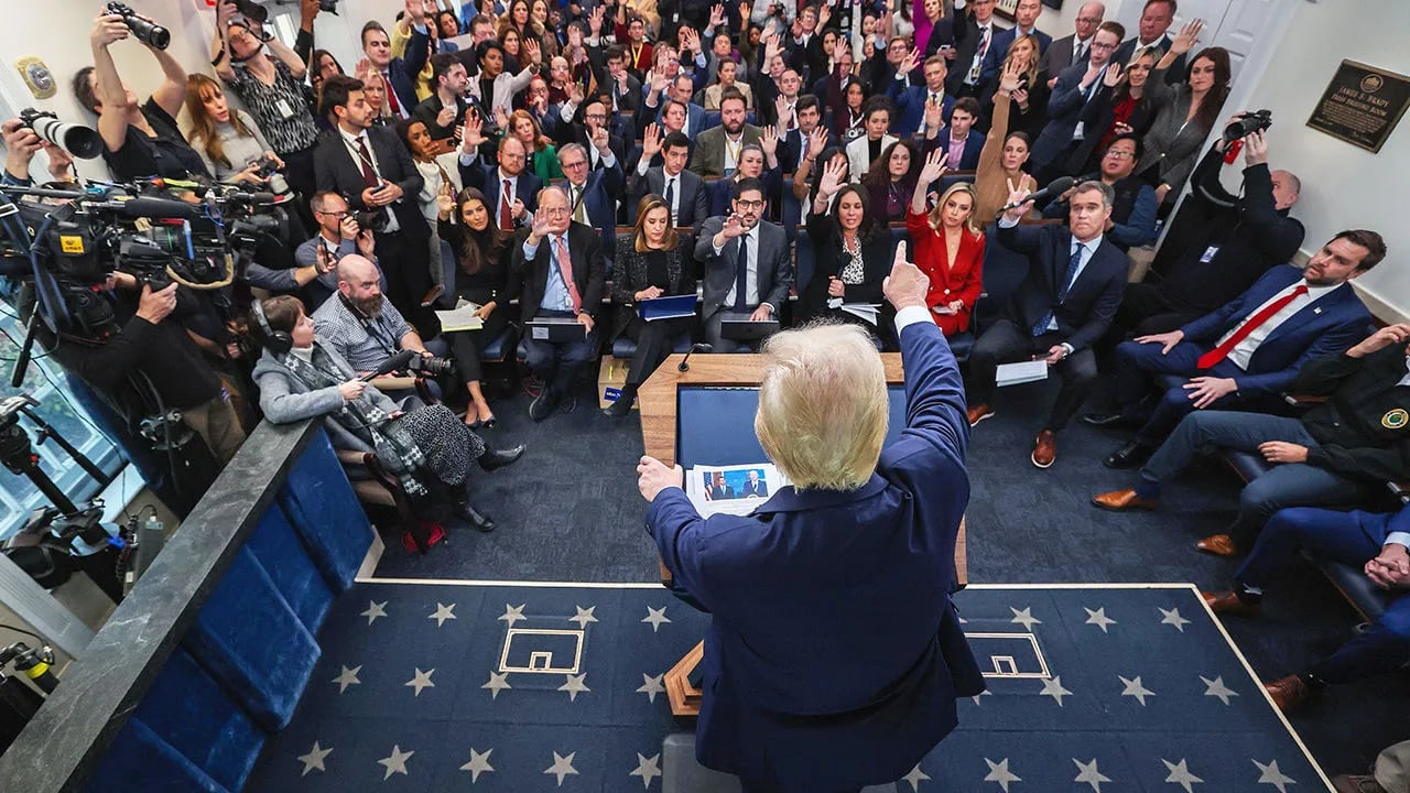 Trump defiende el veto a periodistas “payasos” porque “solo publican cosas negativas de mí”