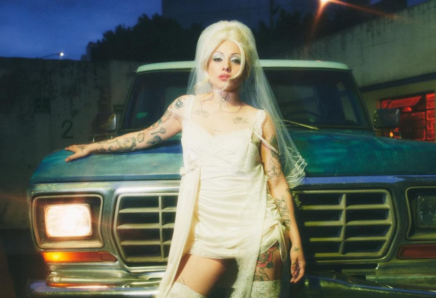 Mon Laferte lanza Femme Fatale vol.2: suma colaboraciones con St.Vincent y Javiera Electra